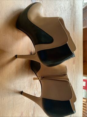 Gorgeous guess by Marciano platform leather shoe